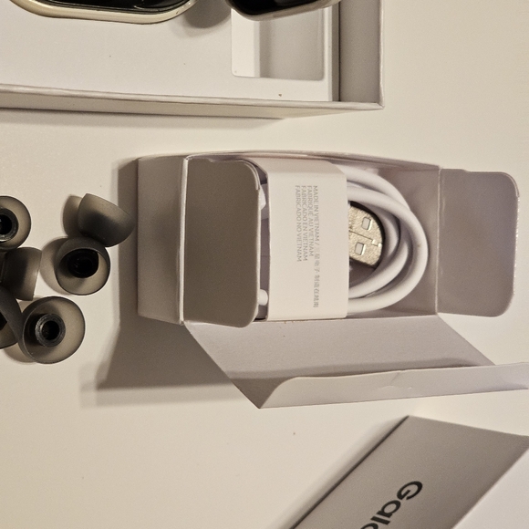 Samsung Galaxy Buds2, black in a white case. - Picture 5 of 5